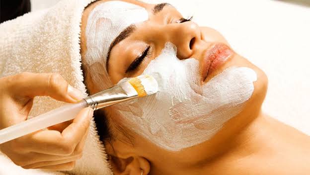 Deluxe Facial-behandling under handledning på Nordic Beauty Academy i Mölndal